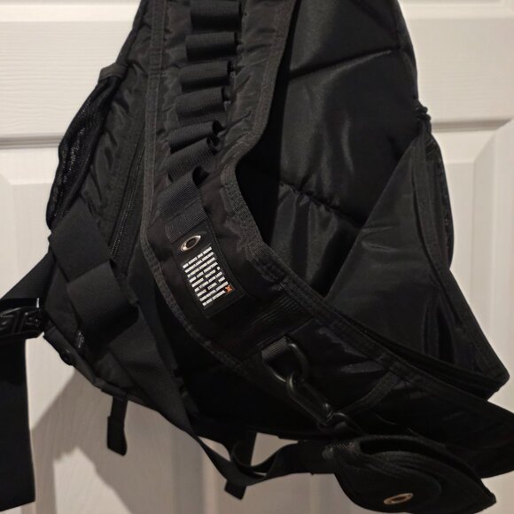 OAKLEY Tactical Sling Bag From The Oakley Design Team back in 2008 -Like New - Picture 8 of 12